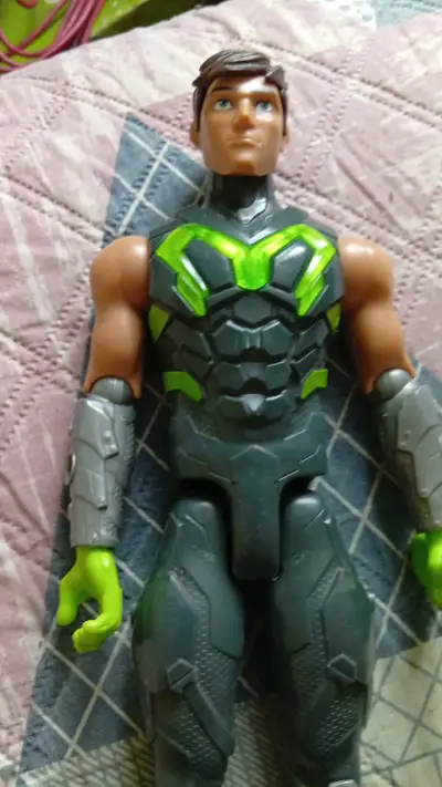 Figura de acción con traje verde y negro - miniatura 1