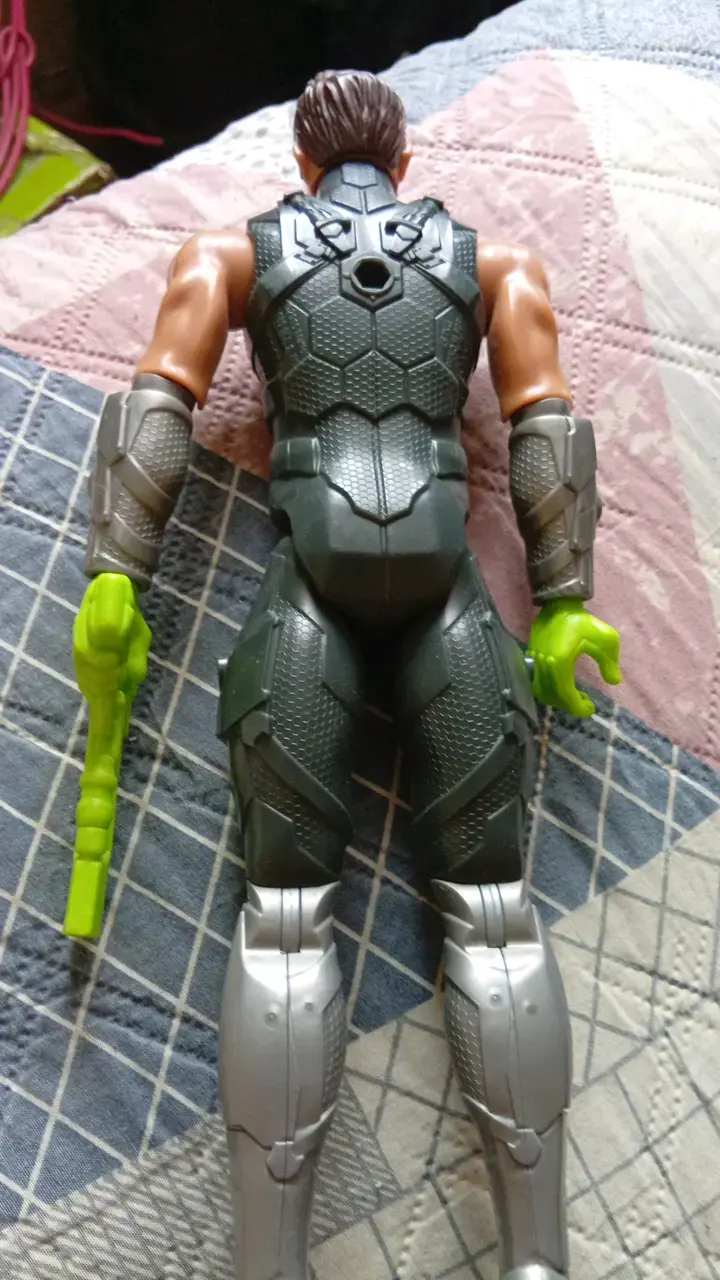 Figura de acción con traje verde y negro - 2