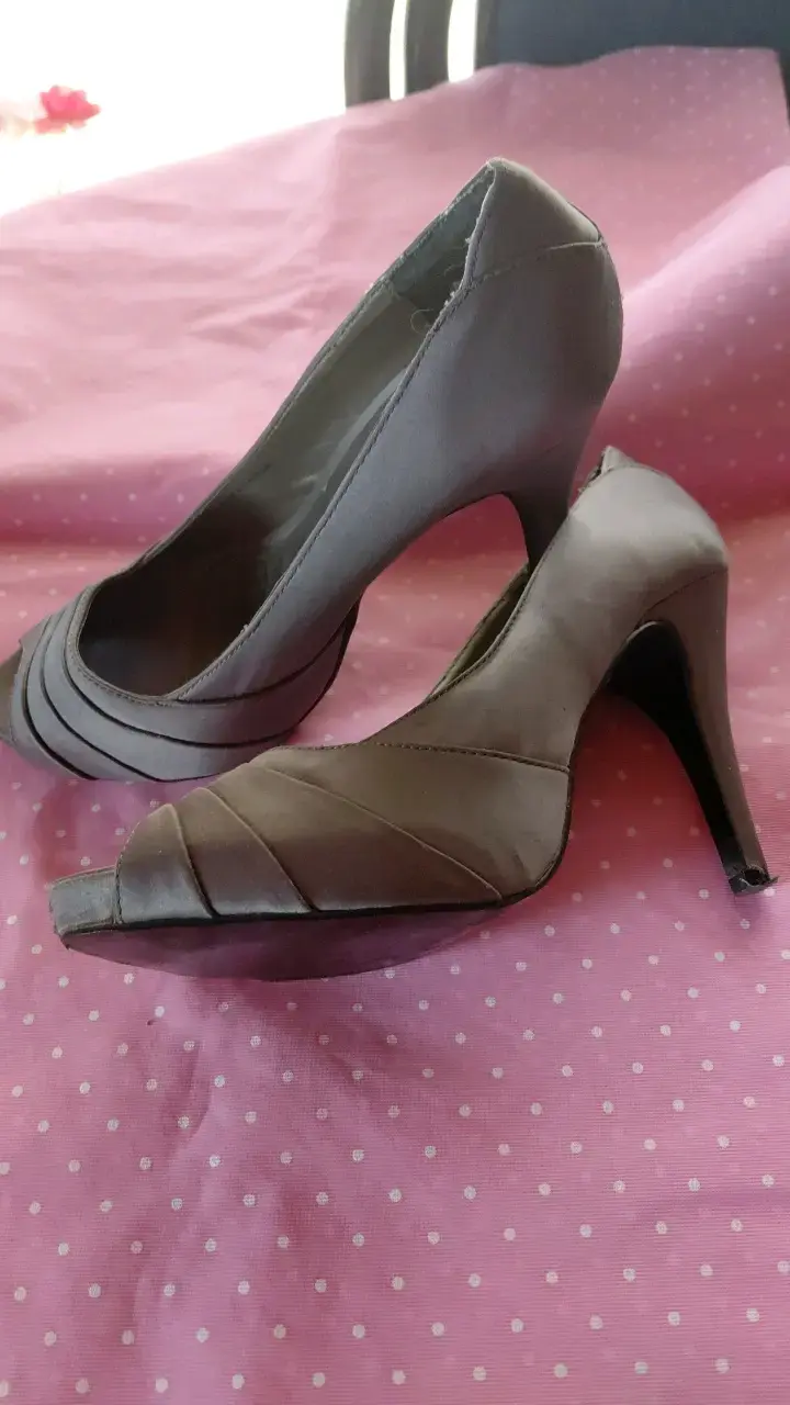 Zapatos de tacón abiertos color gris - 2