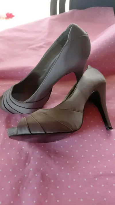 Zapatos de tacón abiertos color gris - miniatura 2