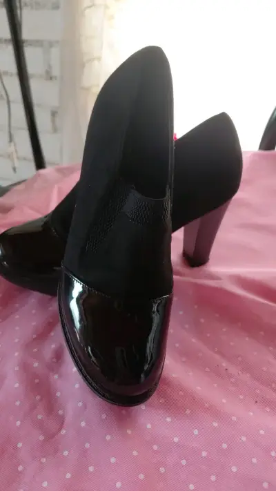 Zapatos de tacón alto negros elegantes - miniatura 1