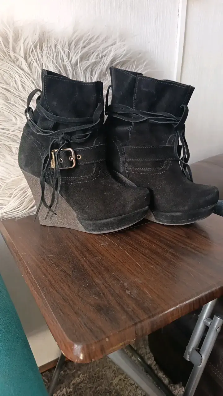 Botines de cuña negros con cordones - 1