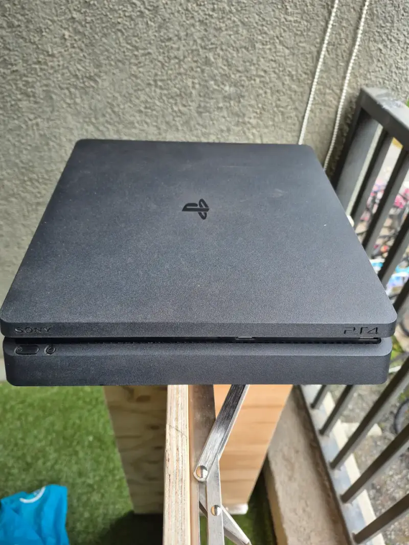 Consola PlayStation 4 con tres controles - 1