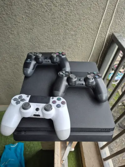 Consola PlayStation 4 con tres controles - miniatura 2