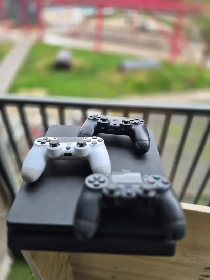 Consola PlayStation 4 con tres controles - 3
