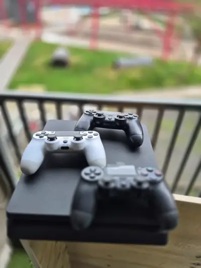 Consola PlayStation 4 con tres controles - miniatura 3