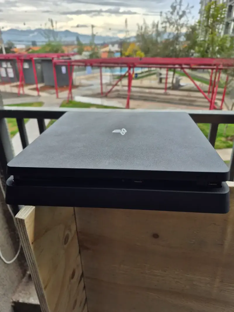Consola PlayStation 4 con tres controles - 5