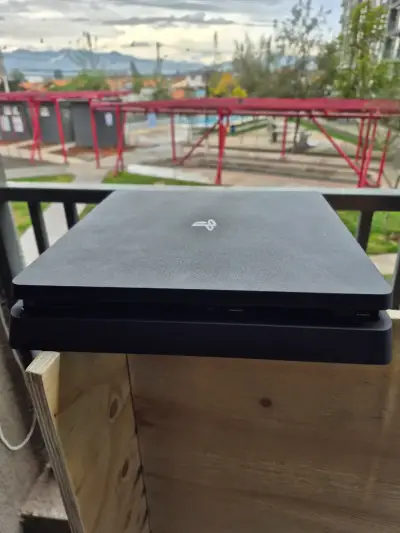 Consola PlayStation 4 con tres controles - miniatura 5