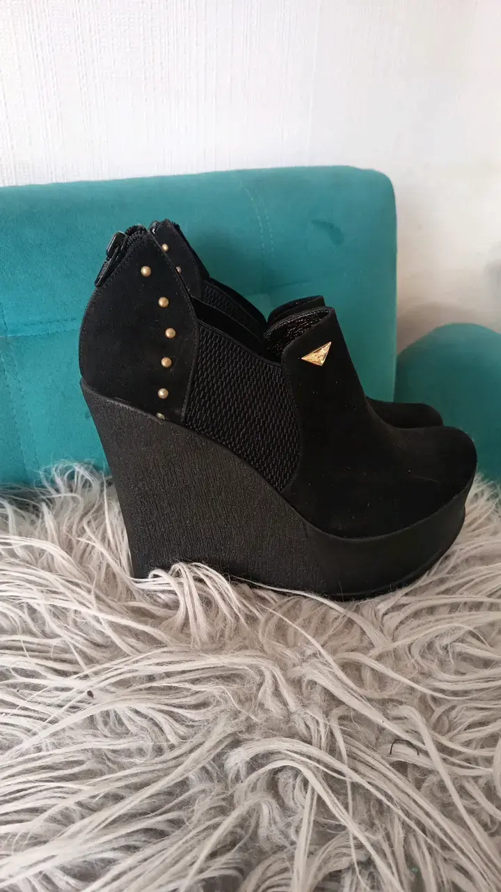Botines negros con plataforma y tachas - 1