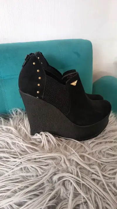 Botines negros con plataforma y tachas - miniatura 1