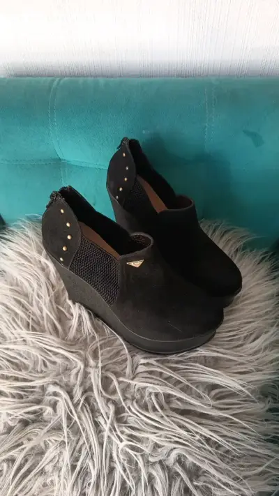 Botines negros con plataforma y tachas - miniatura 2