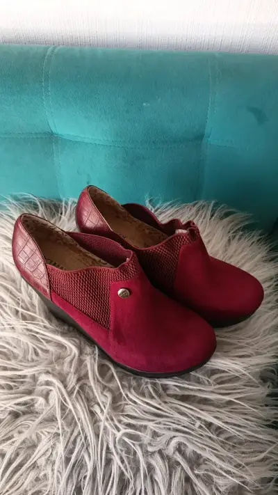 Botines de cuña burdeos con textura - miniatura 2