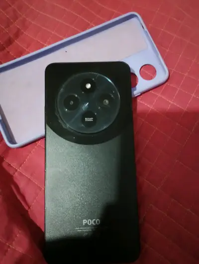 Smartphone POCO con triple cámara trasera - miniatura 1