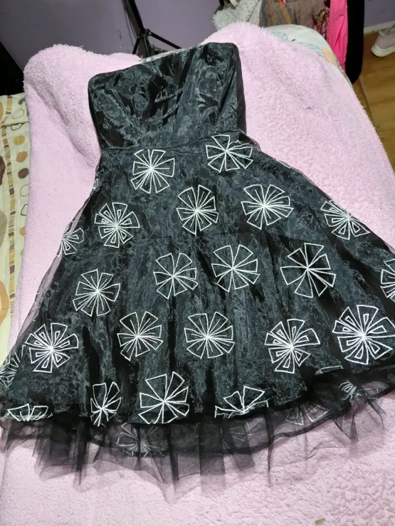 Vestido negro con diseño floral bordado - 1