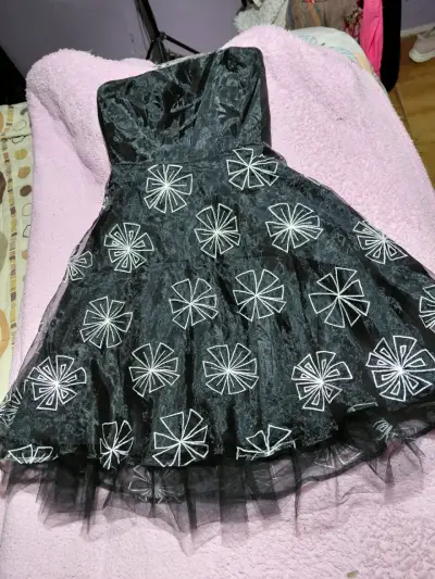 Vestido negro con diseño floral bordado - miniatura 1