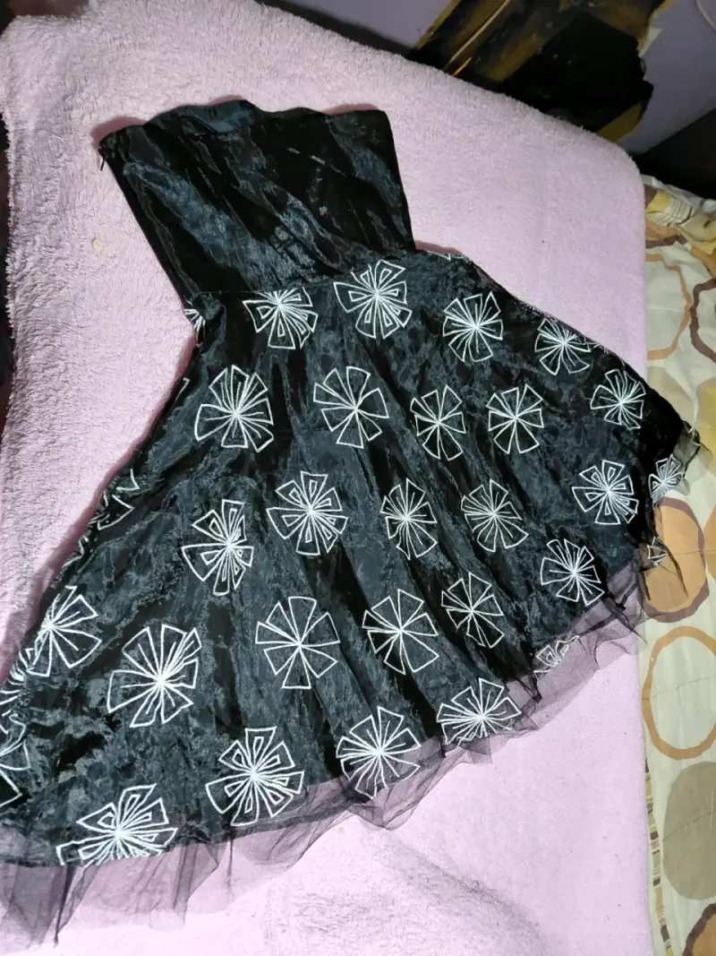 Vestido negro con diseño floral bordado - 2