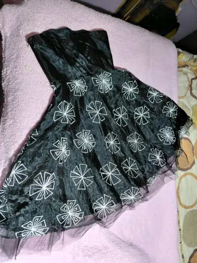 Vestido negro con diseño floral bordado - miniatura 2