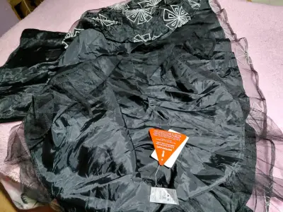 Vestido negro con diseño floral bordado - miniatura 3