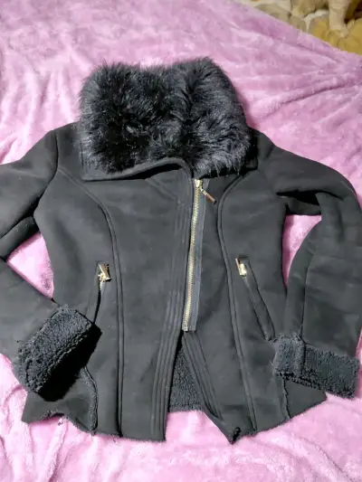 Chaqueta negra con cuello de piel sintética - miniatura 1