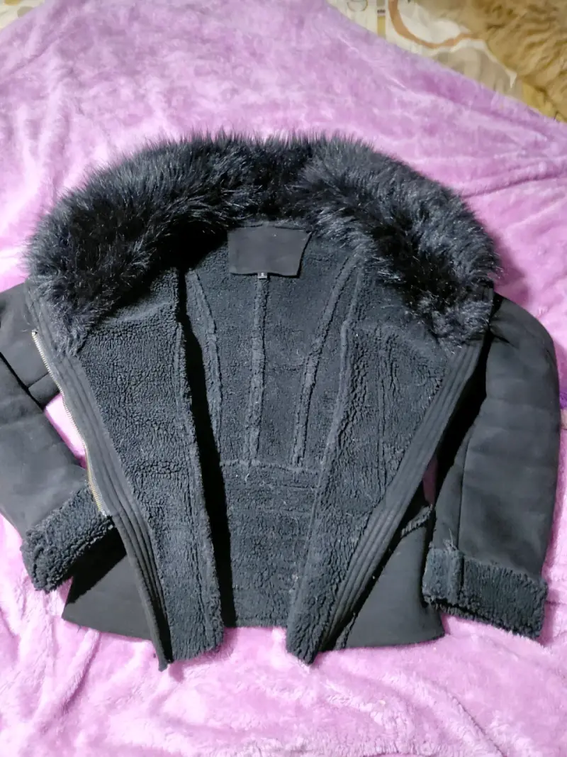 Chaqueta negra con cuello de piel sintética - 2