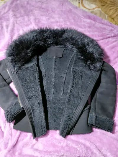 Chaqueta negra con cuello de piel sintética - miniatura 2