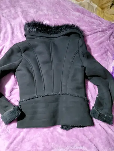 Chaqueta negra con cuello de piel sintética - miniatura 3