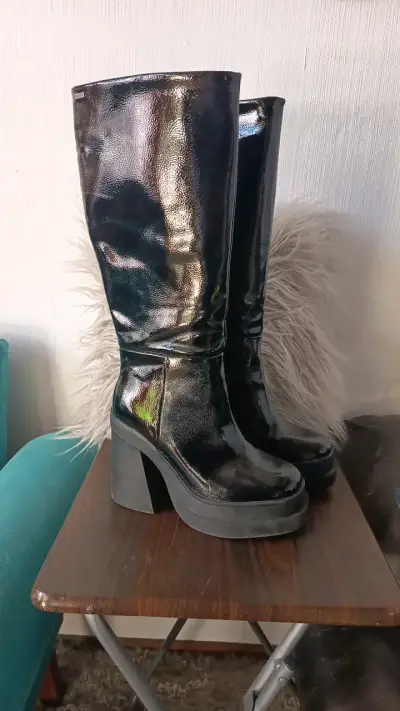 Botas negras de charol con plataforma - miniatura 1