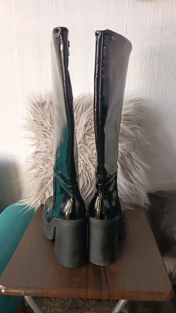 Botas negras de charol con plataforma - 2