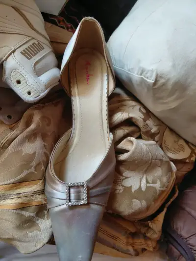 Zapatos de tacón tornasol con hebilla decorativa - miniatura 1