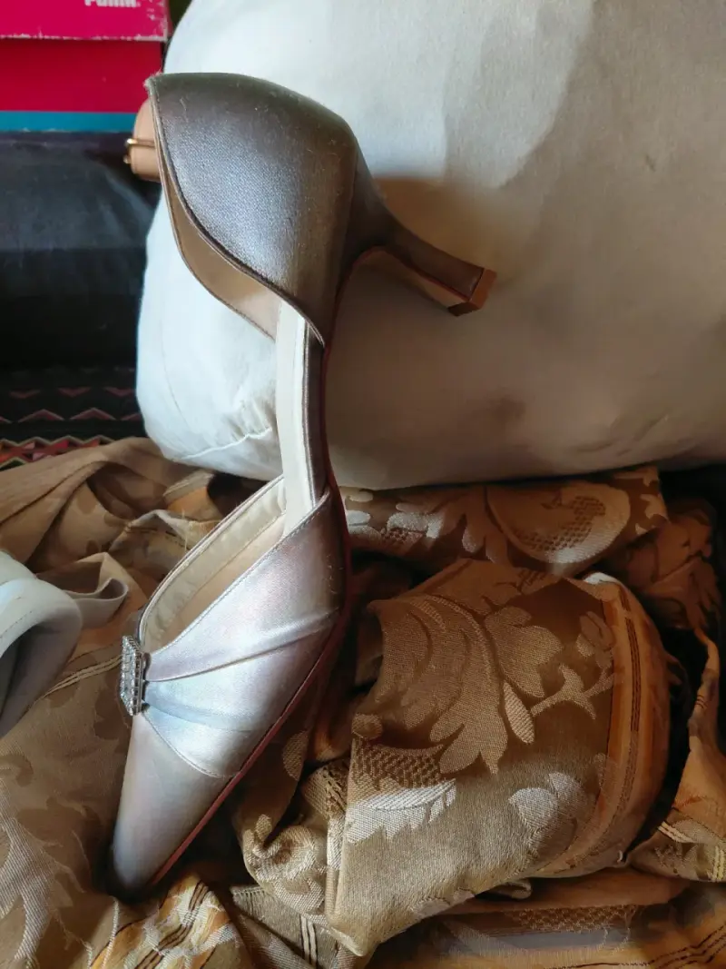 Zapatos de tacón tornasol con hebilla decorativa - 2