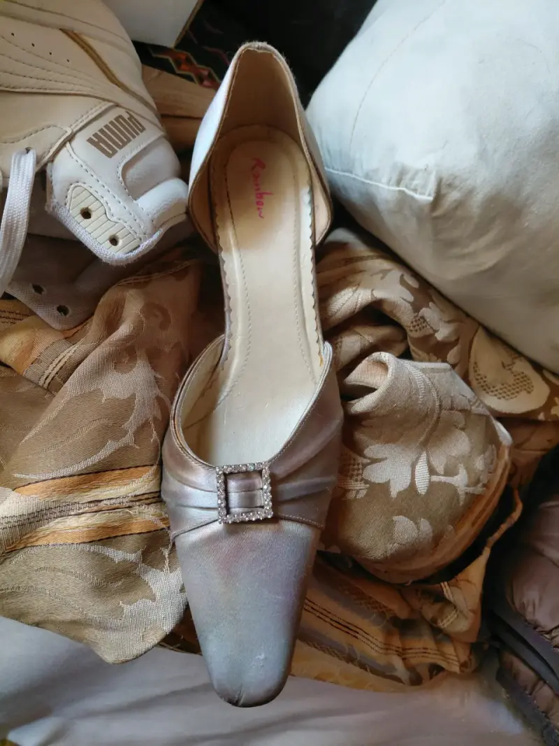 Zapatos de tacón tornasol con hebilla decorativa - 3