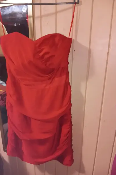 Vestido rojo sin tirantes elegante - miniatura 1