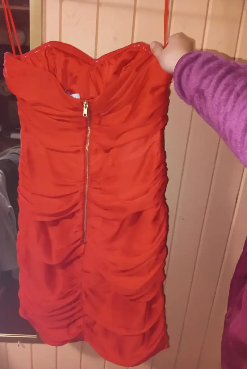 Vestido rojo sin tirantes elegante - 2