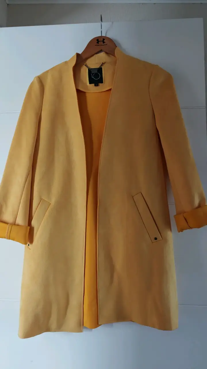 Abrigo amarillo elegante para mujer - 1