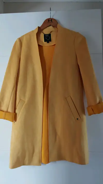 Abrigo amarillo elegante para mujer - miniatura 1