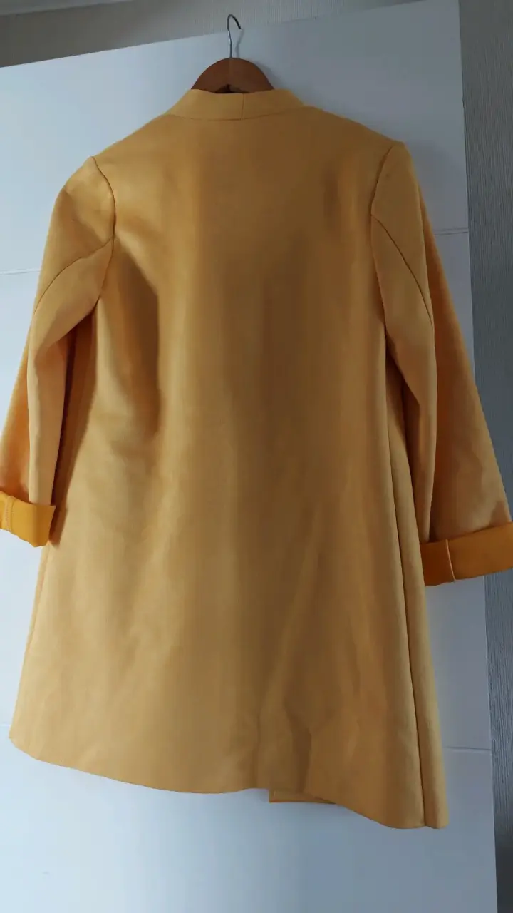 Abrigo amarillo elegante para mujer - 3