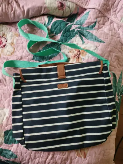 Bolso cruzado a rayas azul y blanco con correa verde - miniatura 2