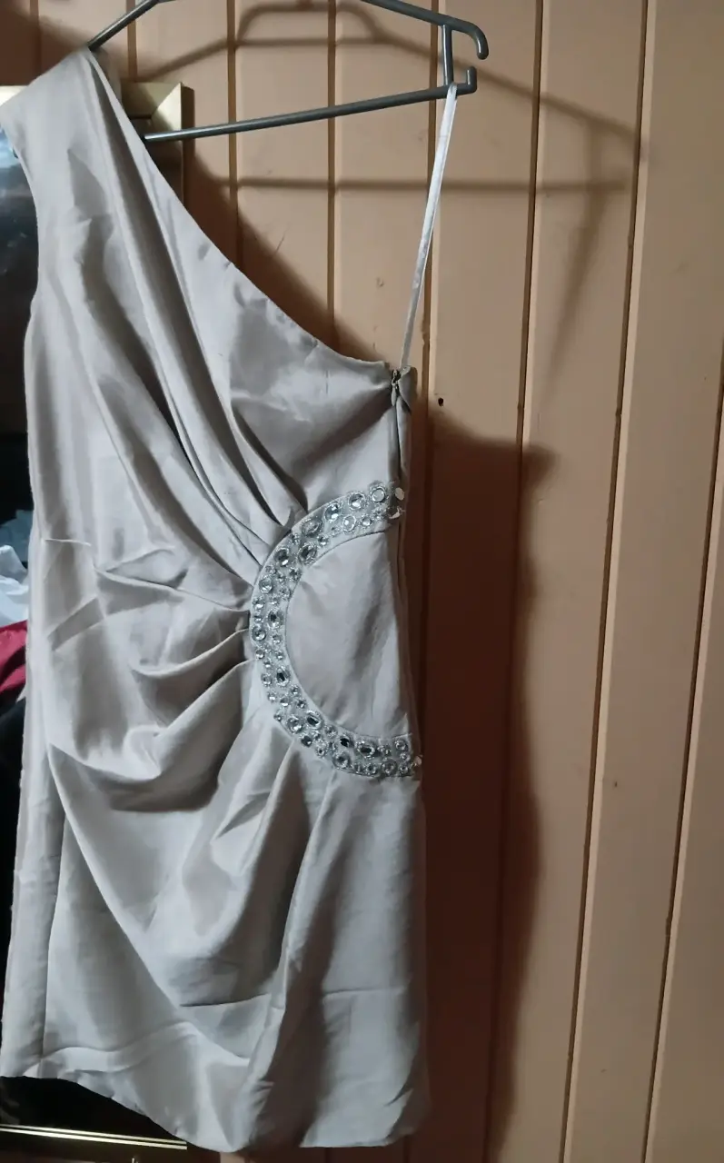Vestido de fiesta asimétrico con pedrería - 1