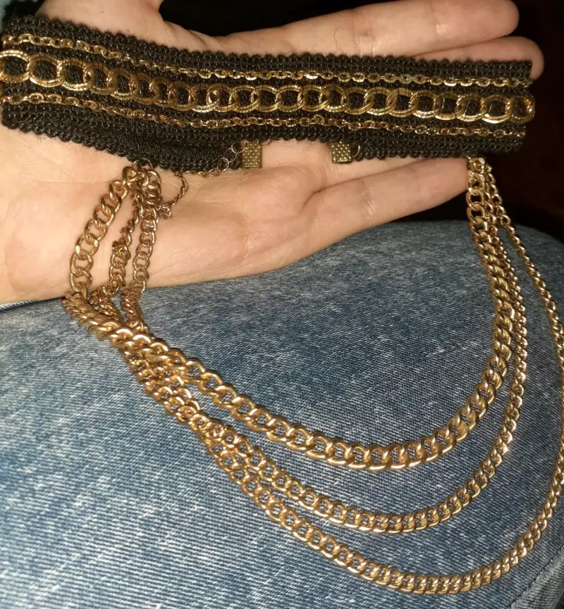 Collar de cadena dorada con tejido negro