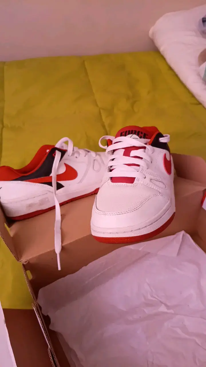 Zapatillas deportivas blancas y rojas Nike - 1