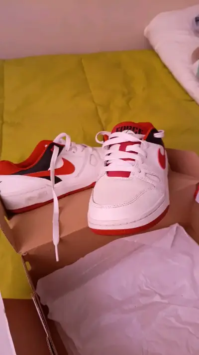 Zapatillas deportivas blancas y rojas Nike - miniatura 1