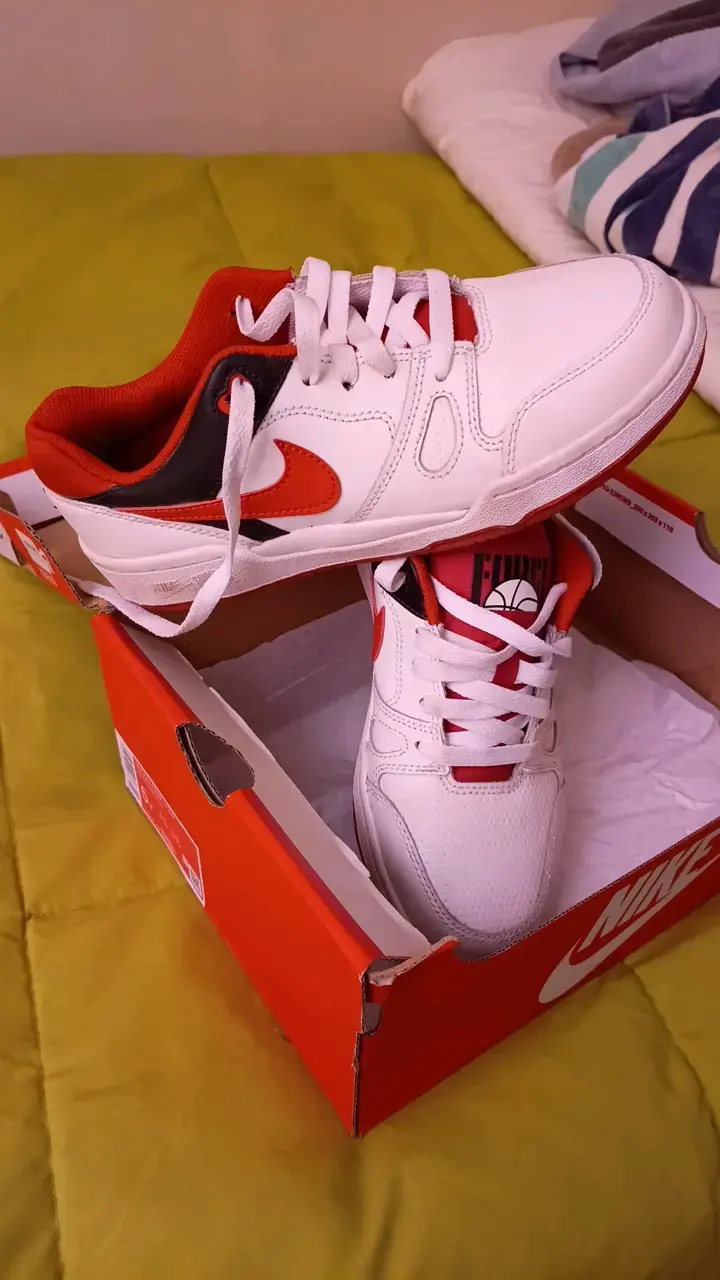 Zapatillas deportivas blancas y rojas Nike - 2