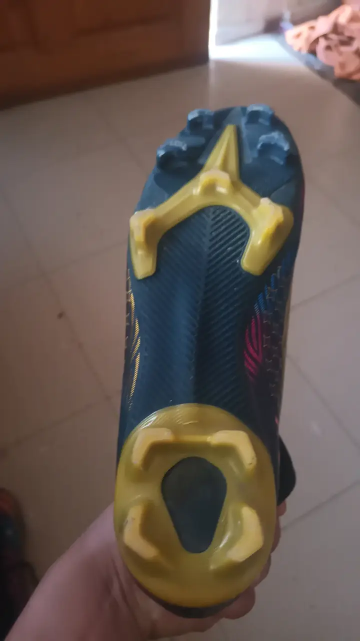 Botines de fútbol multicolor con tacos - 1