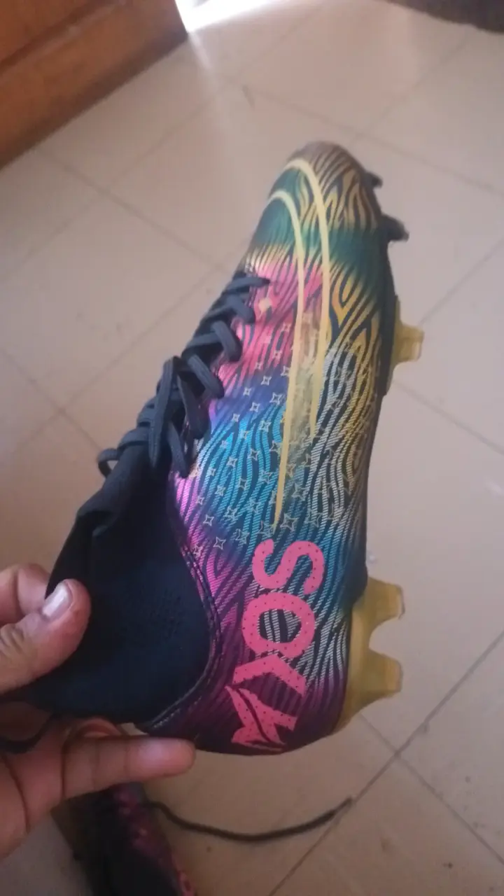 Botines de fútbol multicolor con tacos - 2