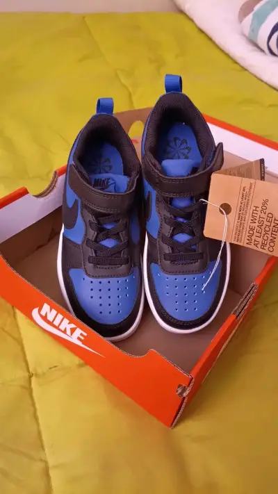 Zapatillas deportivas Nike para niños azul y negro - miniatura 2