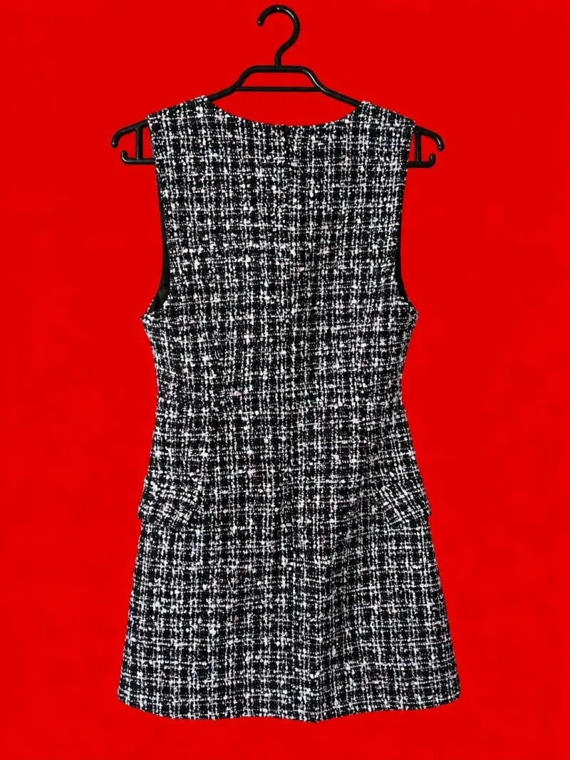 Vestido sin mangas de tweed con botones decorativos - 2