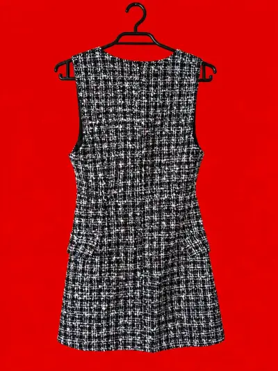Vestido sin mangas de tweed con botones decorativos - miniatura 2