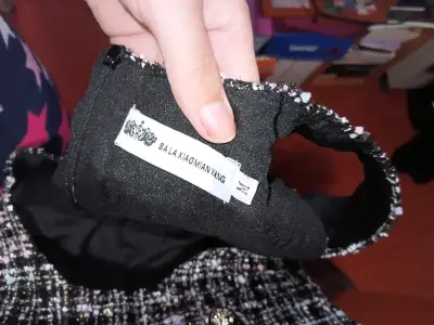 Vestido sin mangas de tweed con botones decorativos - miniatura 3