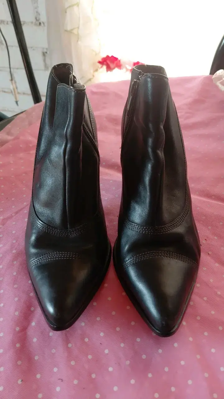 Botines de cuero negro con tacón alto - 1