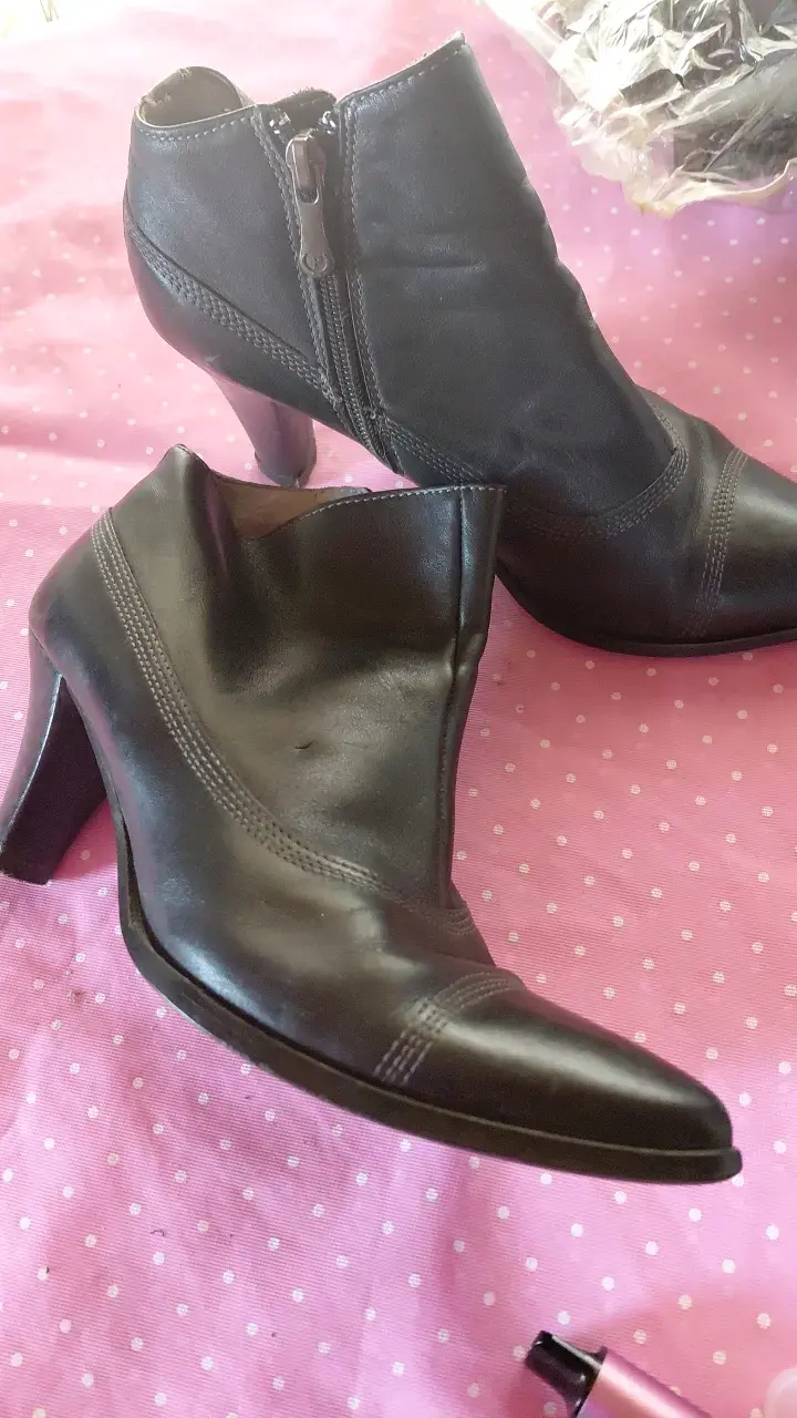 Botines de cuero negro con tacón alto - 2
